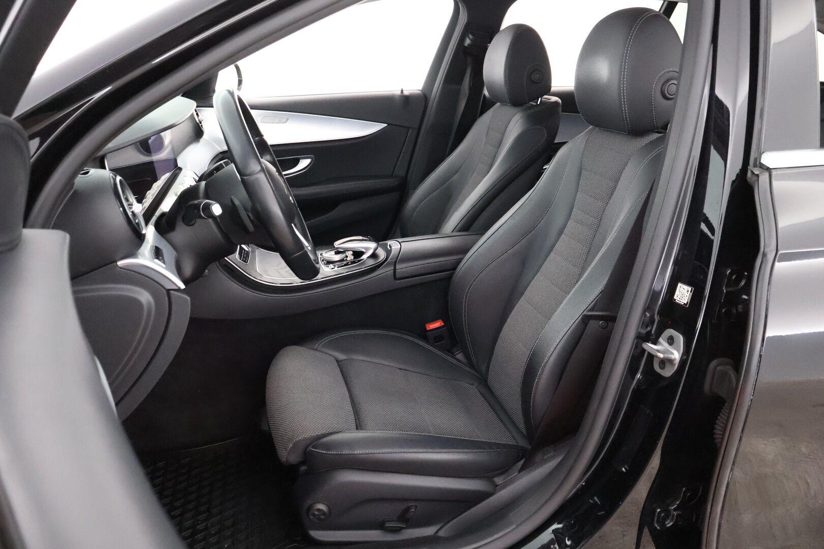Mercedes-Benz E 2020 220d 4Matic T A Premium Business - Distronic+ / Widescreen / Vetokoukku / Peruutuskamera / Puolinahkasisusta / Comand Navi / BLIS / Kahdet fiksut renkaat aluvantein!