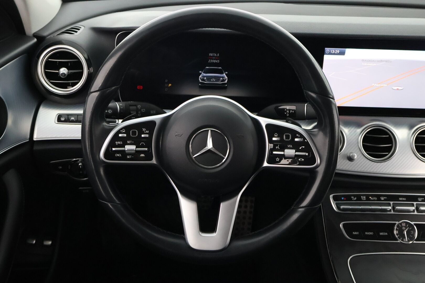 Mercedes-Benz E 2020 220d 4Matic T A Premium Business - Distronic+ / Widescreen / Vetokoukku / Peruutuskamera / Puolinahkasisusta / Comand Navi / BLIS / Kahdet fiksut renkaat aluvantein!