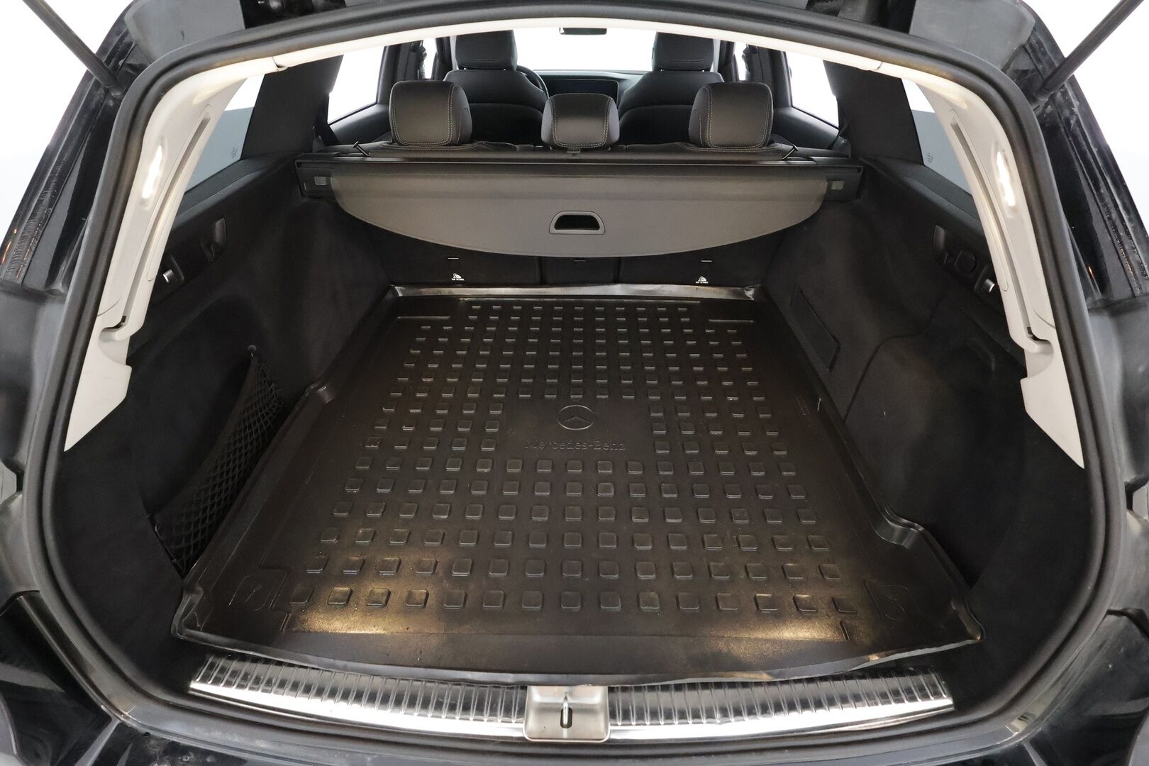 Mercedes-Benz E 2020 220d 4Matic T A Premium Business * Distronic+ / Koukku / Puolinahat / Lohko / P.kamera / LED / Navi / Sähköluukku * - Facelift / Kahdet renkaat aluvanteilla - HULLUT AVAJAISHULINAT KORKOTARJOUS 3,29 %