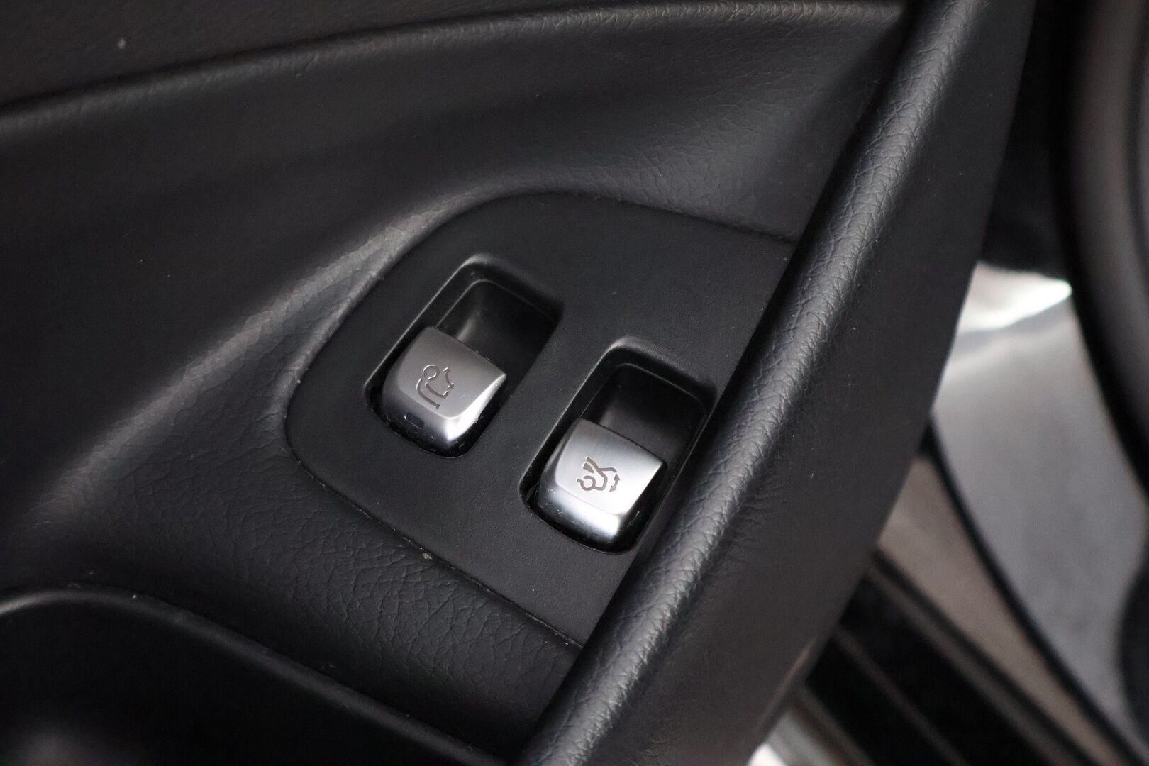 Mercedes-Benz E 2020 220d 4Matic T A Premium Business - Distronic+ / Widescreen / Vetokoukku / Peruutuskamera / Puolinahkasisusta / Comand Navi / BLIS / Kahdet fiksut renkaat aluvantein!