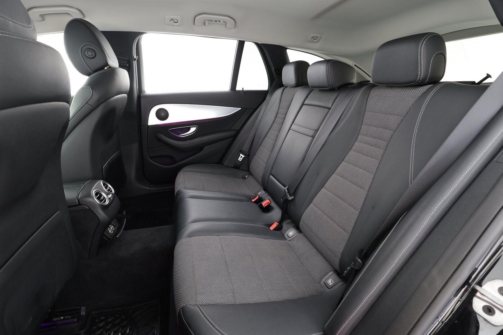 Mercedes-Benz E 2020 220d 4Matic T A Premium Business * Distronic+ / Koukku / Puolinahat / Lohko / P.kamera / LED / Navi / Sähköluukku * - Facelift / Kahdet renkaat aluvanteilla - HULLUT AVAJAISHULINAT KORKOTARJOUS 3,29 %