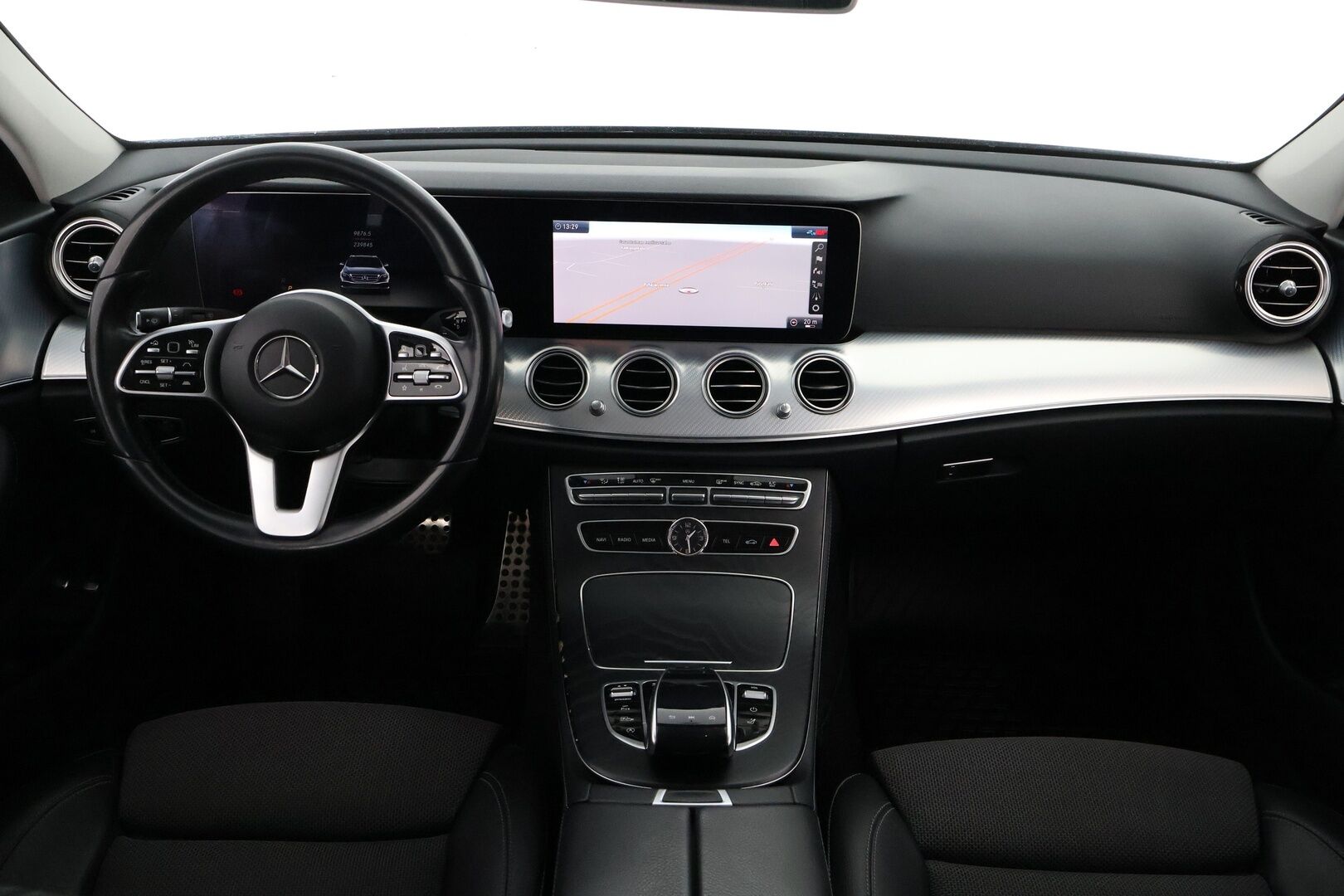 Mercedes-Benz E 2020 220d 4Matic T A Premium Business - Distronic+ / Widescreen / Vetokoukku / Peruutuskamera / Puolinahkasisusta / Comand Navi / BLIS / Kahdet fiksut renkaat aluvantein!