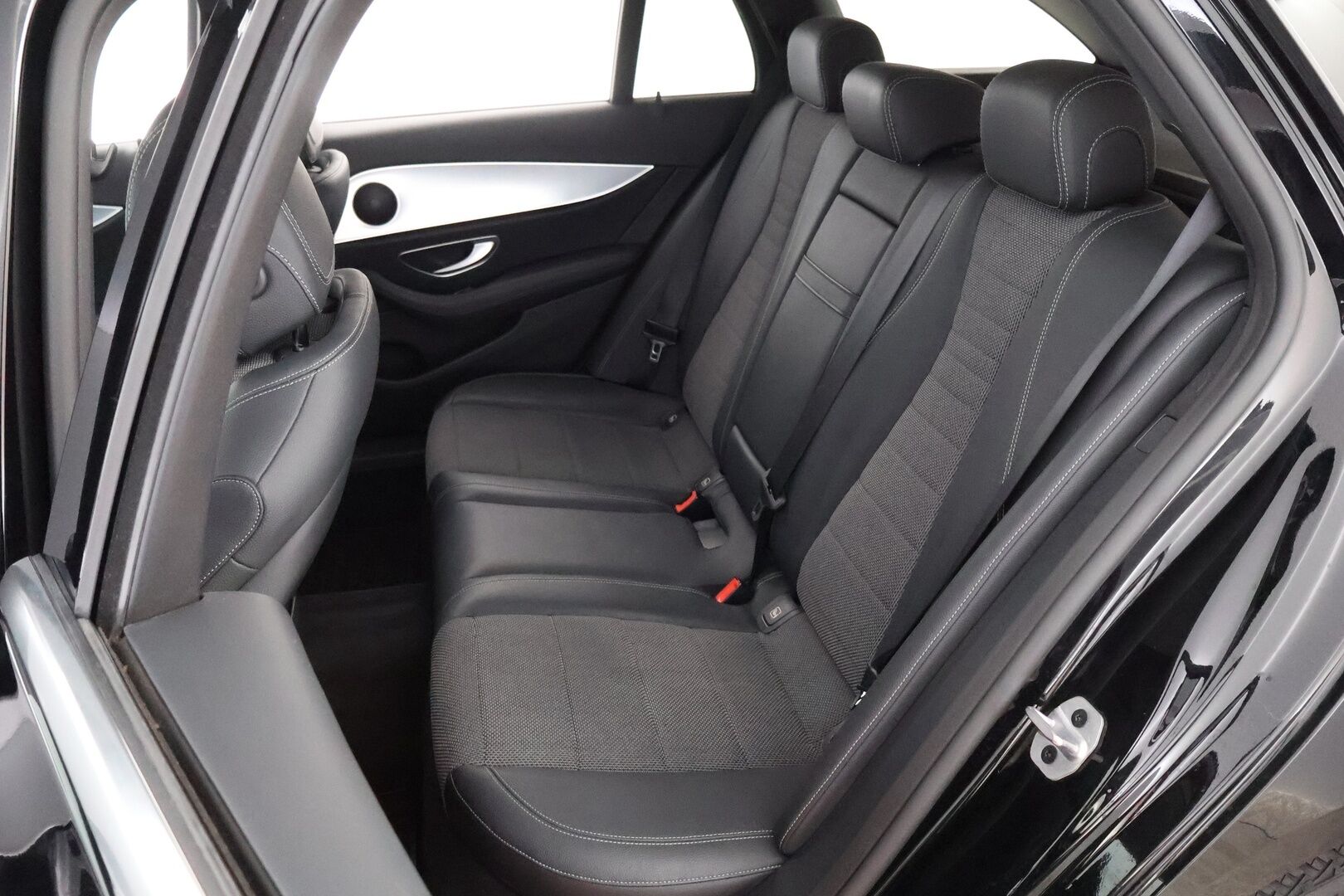 Mercedes-Benz E 2020 220d 4Matic T A Premium Business - Distronic+ / Widescreen / Vetokoukku / Peruutuskamera / Puolinahkasisusta / Comand Navi / BLIS / Kahdet fiksut renkaat aluvantein!