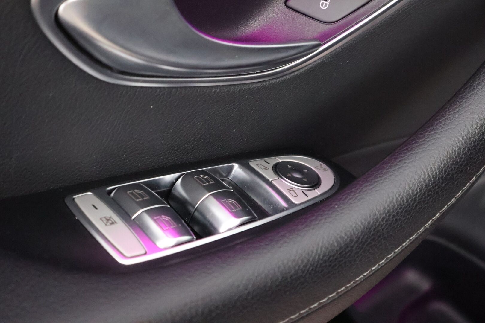 Mercedes-Benz E 2020 220d 4Matic T A Premium Business - Distronic+ / Widescreen / Vetokoukku / Peruutuskamera / Puolinahkasisusta / Comand Navi / BLIS / Kahdet fiksut renkaat aluvantein!