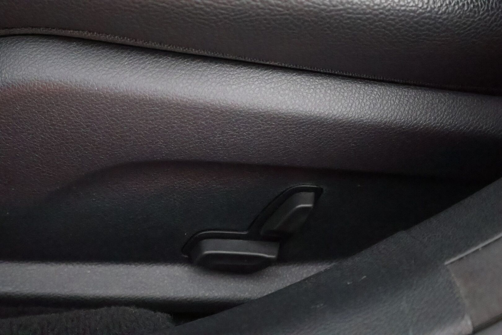 Mercedes-Benz E 2020 220d 4Matic T A Premium Business - Distronic+ / Widescreen / Vetokoukku / Peruutuskamera / Puolinahkasisusta / Comand Navi / BLIS / Kahdet fiksut renkaat aluvantein / Juuri huollettu!
