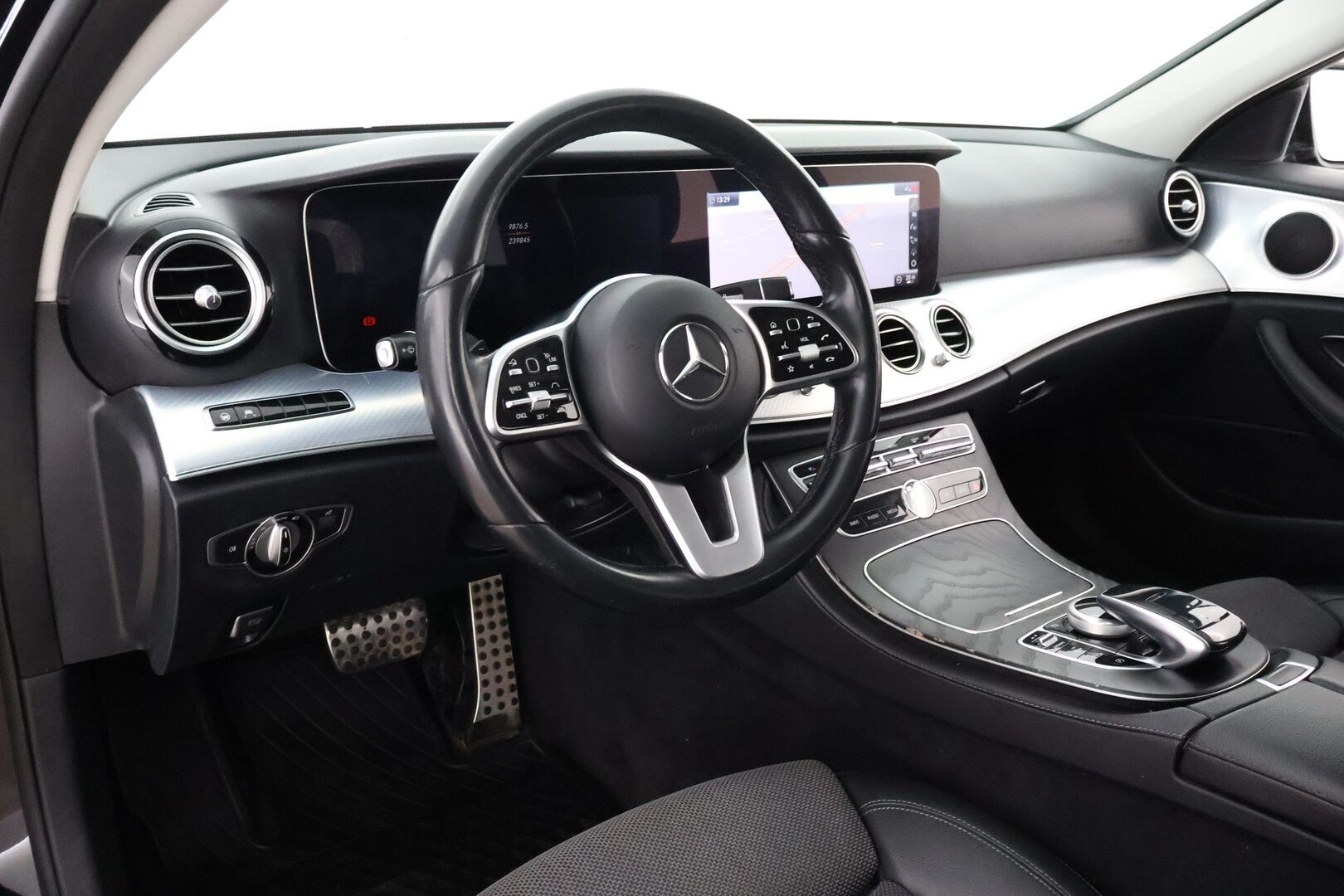 Mercedes-Benz E 2020 220d 4Matic T A Premium Business - Distronic+ / Widescreen / Vetokoukku / Peruutuskamera / Puolinahkasisusta / Comand Navi / BLIS / Kahdet fiksut renkaat aluvantein!