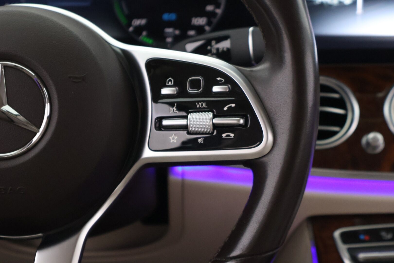 Mercedes-Benz E 2019 300 de T A Business Avantgarde EQ Power *Distronic+ / 360° kamera / Vetokoukku / BLIS / Multibeam LED / Muistipenkit* - *2x Renkaat & Vanteet / Huollettu 12.1.2026 / 2x latauskaapelit*