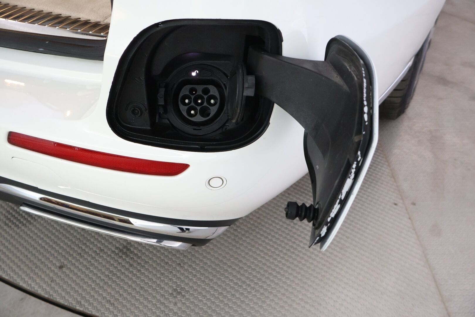 Mercedes-Benz E 2019 300 de T A Business Avantgarde EQ Power *Distronic+ / 360° kamera / Vetokoukku / BLIS / Multibeam LED / Muistipenkit* - *2x Renkaat & Vanteet / Huollettu 12.1.2026 / 2x latauskaapelit*