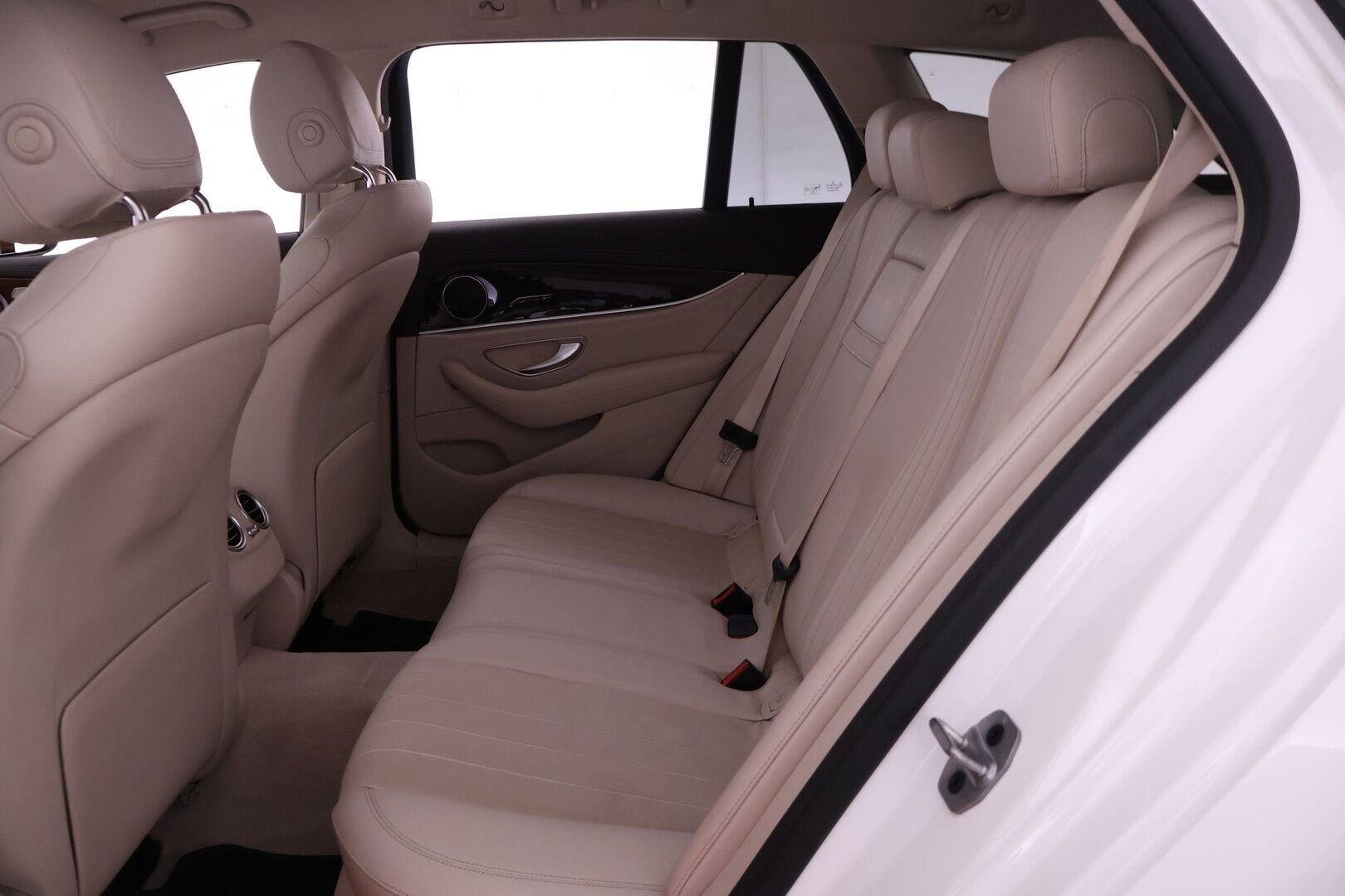 Mercedes-Benz E 2020 300 de T A Business Avantgarde EQ Power - Distronic+ | 360° kamera | Vetokoukku | BLIS | Multibeam LED | Muistipenkit | 2x Renkaat & Vanteet