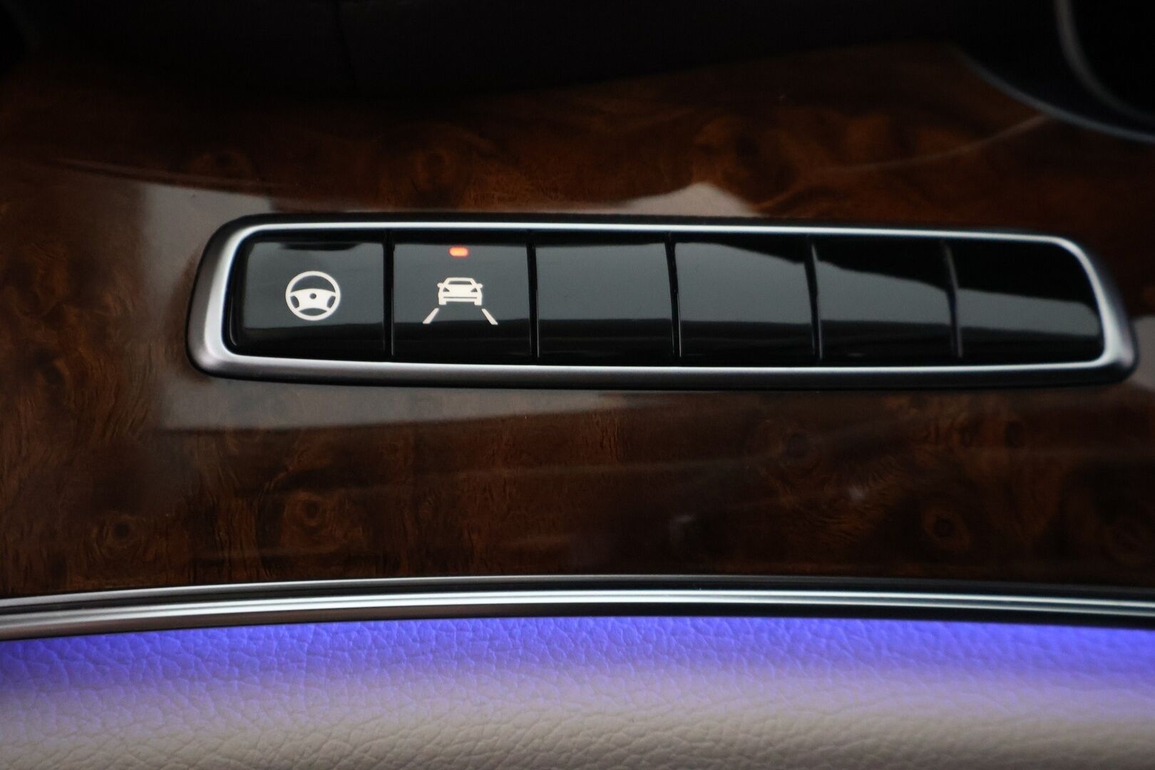 Mercedes-Benz E 2020 300 de T A Business Avantgarde EQ Power - Distronic+ | 360° kamera | Vetokoukku | BLIS | Multibeam LED | Muistipenkit | 2x Renkaat & Vanteet