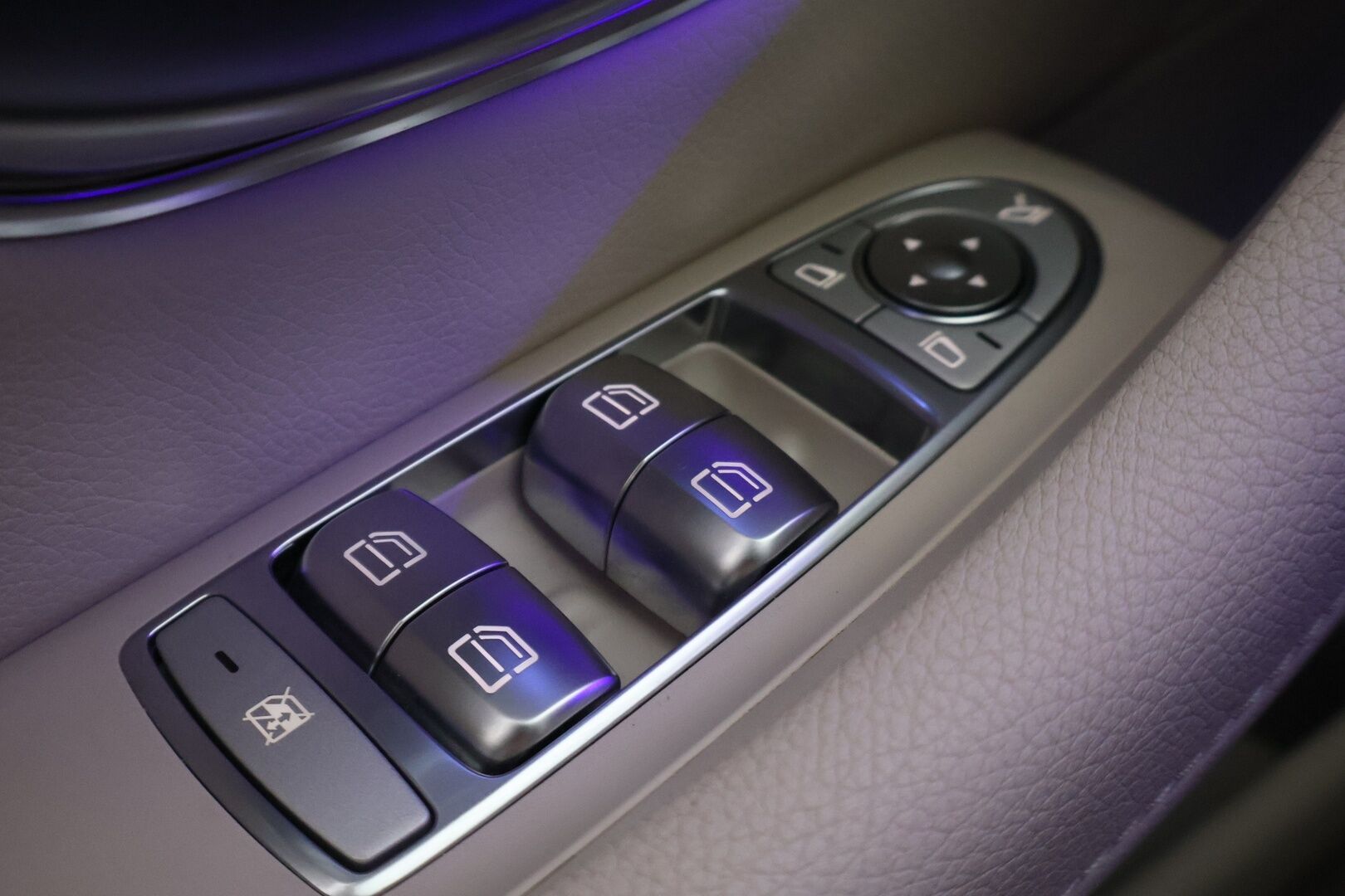 Mercedes-Benz E 2020 300 de T A Business Avantgarde EQ Power - Distronic+ | 360° kamera | Vetokoukku | BLIS | Multibeam LED | Muistipenkit | 2x Renkaat & Vanteet