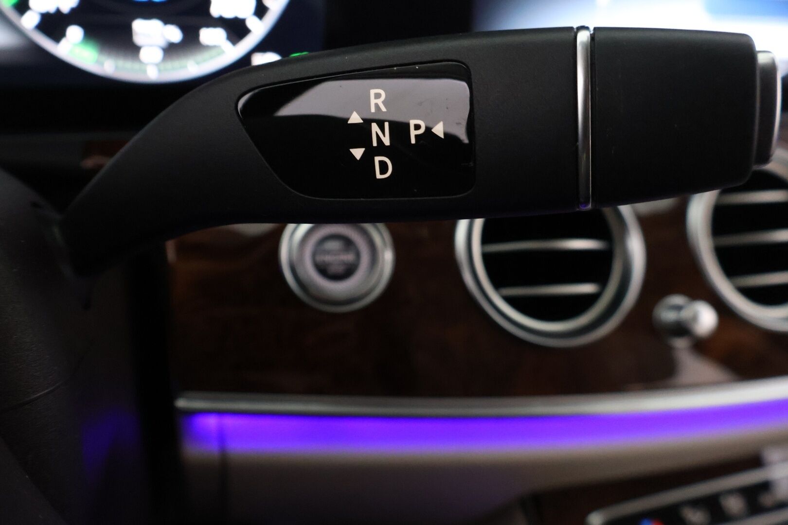 Mercedes-Benz E 2020 300 de T A Business Avantgarde EQ Power - Distronic+ | 360° kamera | Vetokoukku | BLIS | Multibeam LED | Muistipenkit | 2x Renkaat & Vanteet
