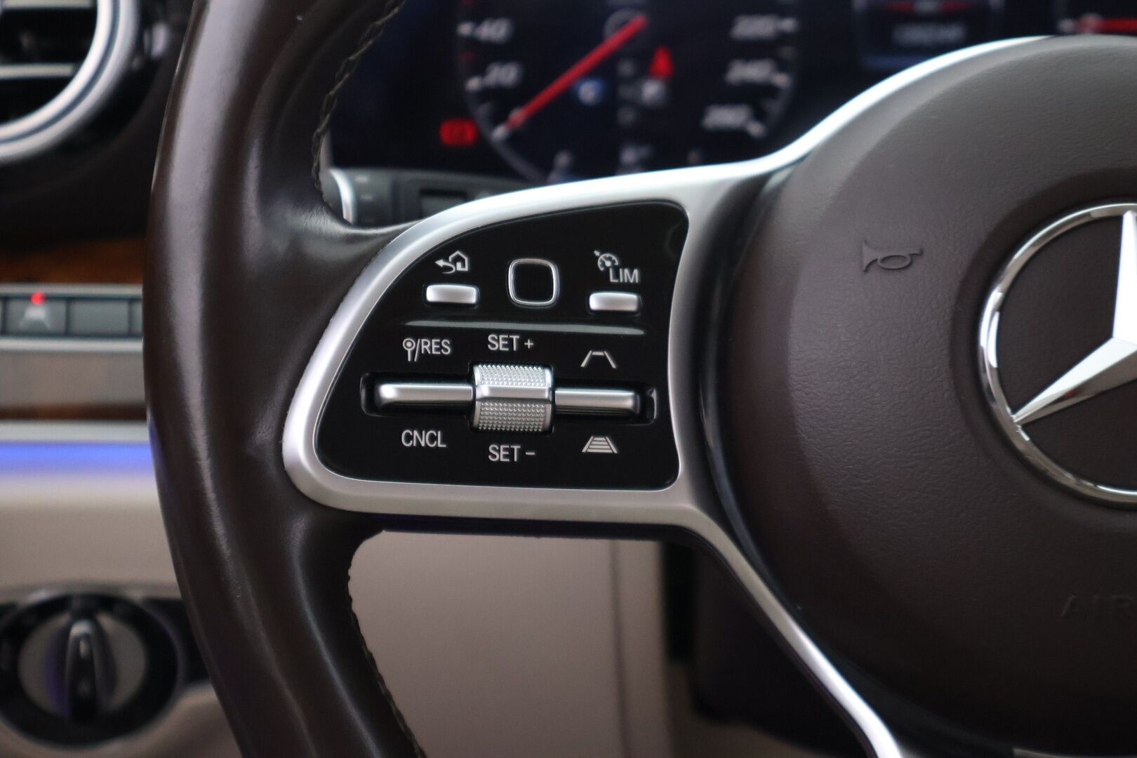 Mercedes-Benz E 2019 300 de T A Business Avantgarde EQ Power *Distronic+ / 360° kamera / Vetokoukku / BLIS / Multibeam LED / Muistipenkit* - *2x Renkaat & Vanteet / Huollettu 12.1.2026 / 2x latauskaapelit*