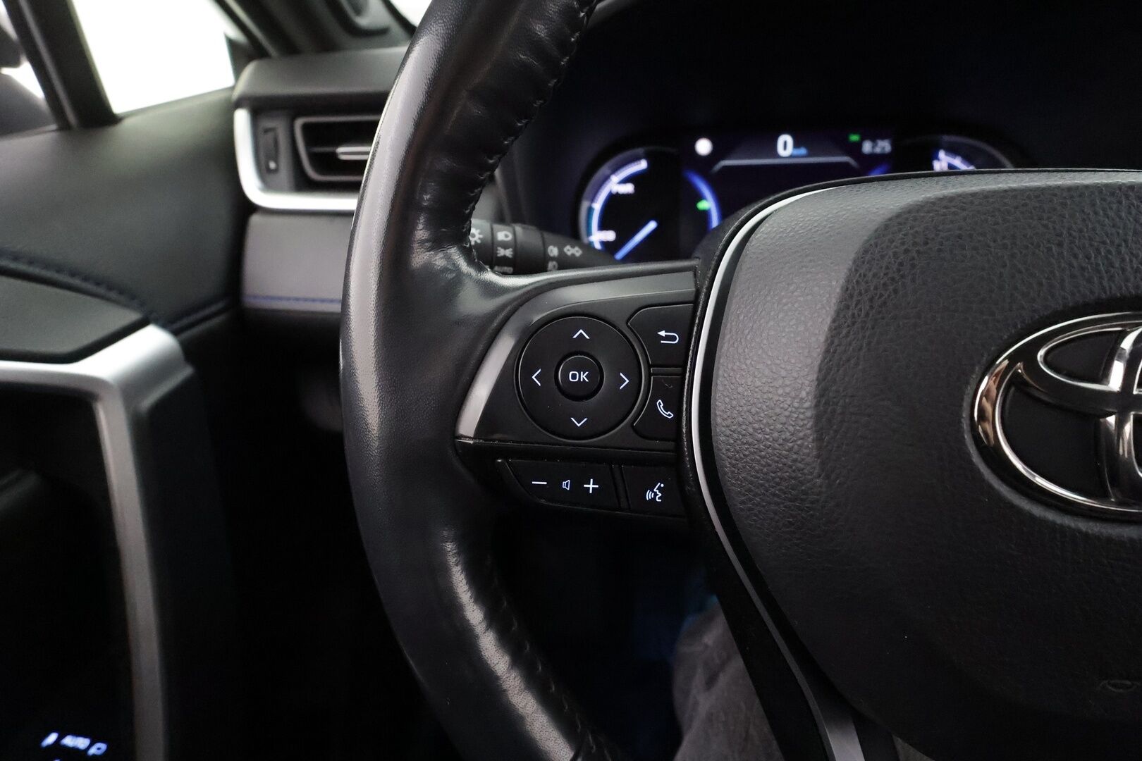 Toyota RAV4 2022 2,5 Hybrid Style Plus Edition * ACC / JBL / P.kamera / Navi / Lohko / Sähköpenkki / Sähköluukku / KeylessGo * - 1.Om Suomi-auto / Kahdet renkaat aluvanteilla / Merkkihuollettu