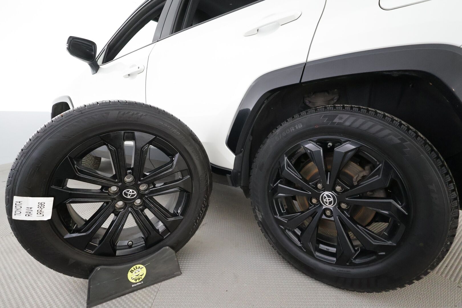 Toyota RAV4 2022 2,5 Hybrid Style Plus Edition * ACC / JBL / P.kamera / Navi / Lohko / Sähköpenkki / Sähköluukku / KeylessGo * - 1.Om Suomi-auto / Kahdet renkaat aluvanteilla / Merkkihuollettu