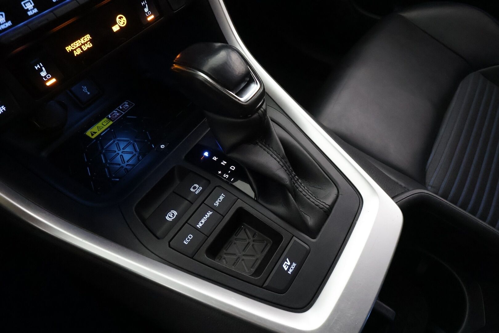 Toyota RAV4 2022 2,5 Hybrid Style Plus Edition * ACC / JBL / P.kamera / Navi / Lohko / Sähköpenkki / Sähköluukku / KeylessGo * - 1.Om Suomi-auto / Kahdet renkaat aluvanteilla / Merkkihuollettu