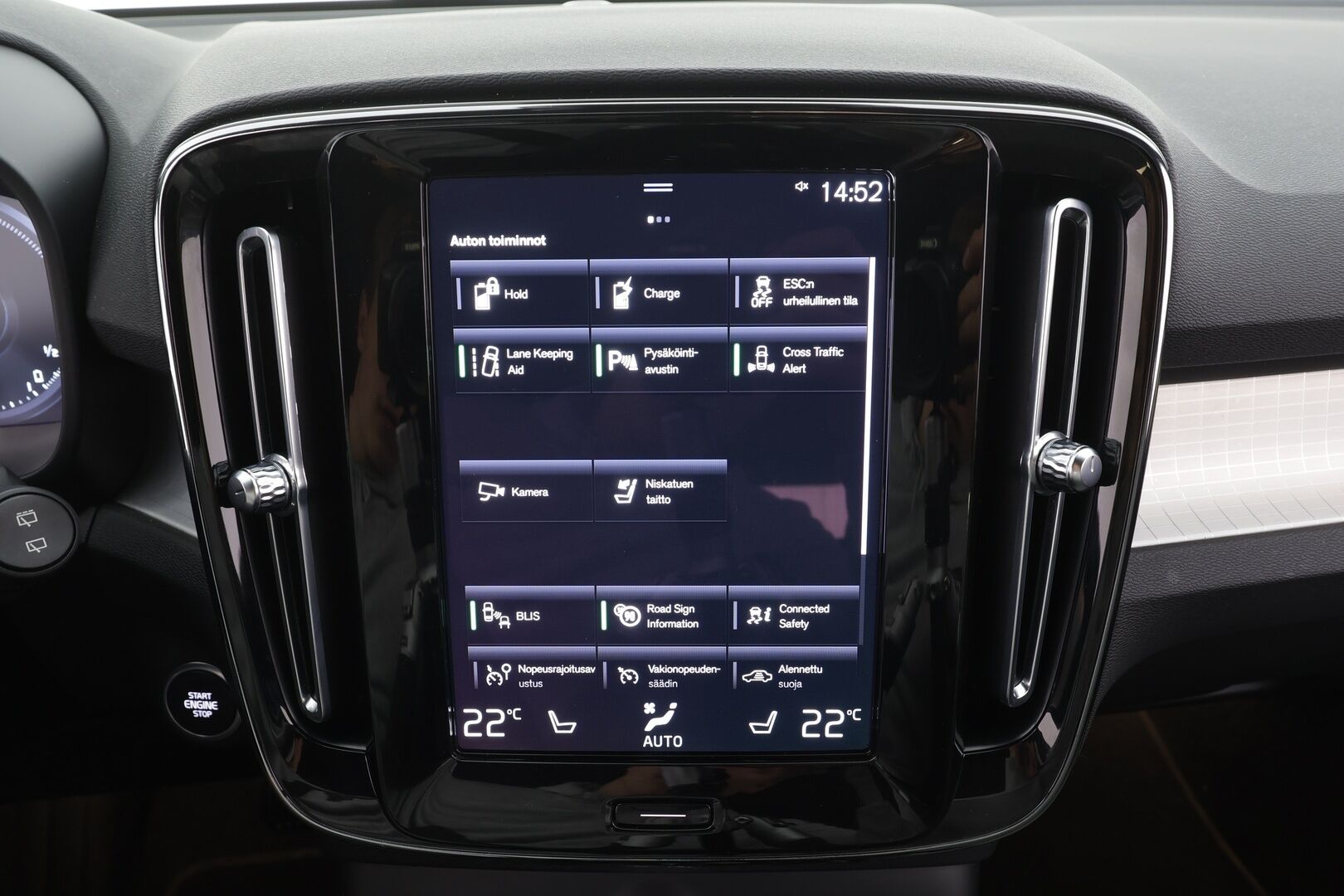 Volvo XC40 2023 T4 TwE Plus Dark aut - | 1.om Suomi-auto | ACC | LED | P.Kamera | Sportpenkki Muistilla | Vetokoukku | Lisälämmitin | Kahdet renkaat aluvanteilla | Merkkihuollot |