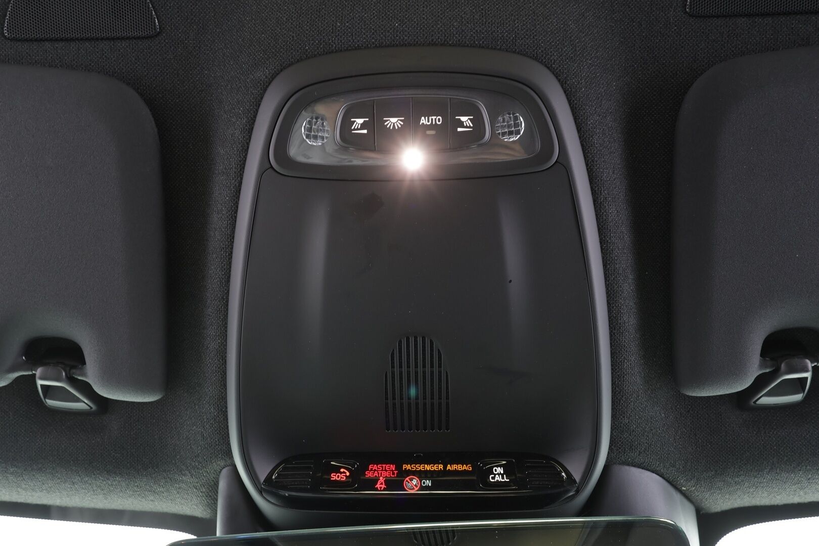 Volvo XC40 2023 T4 TwE Plus Dark aut - | 1.om Suomi-auto | ACC | LED | P.Kamera | Sportpenkki Muistilla | Vetokoukku | Lisälämmitin | Kahdet renkaat aluvanteilla | Merkkihuollot |