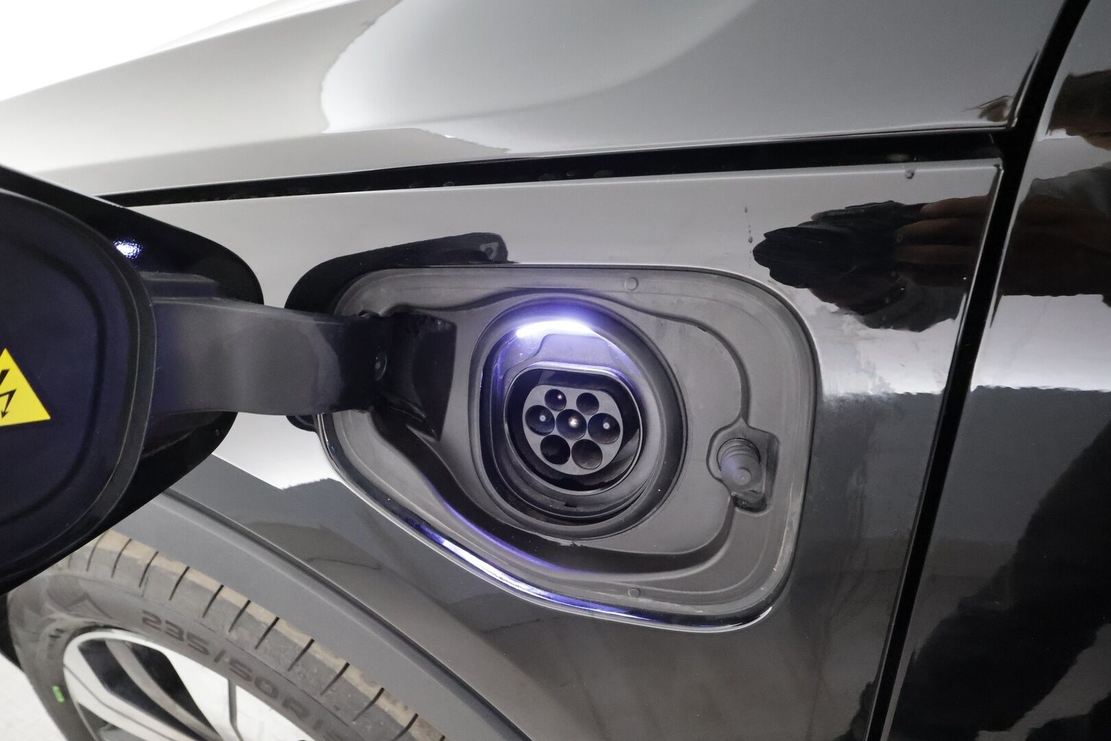 Volvo XC40 2023 T4 TwE Plus Dark aut - | 1.om Suomi-auto | ACC | LED | P.Kamera | Sportpenkki Muistilla | Vetokoukku | Lisälämmitin | Kahdet renkaat aluvanteilla | Merkkihuollot |
