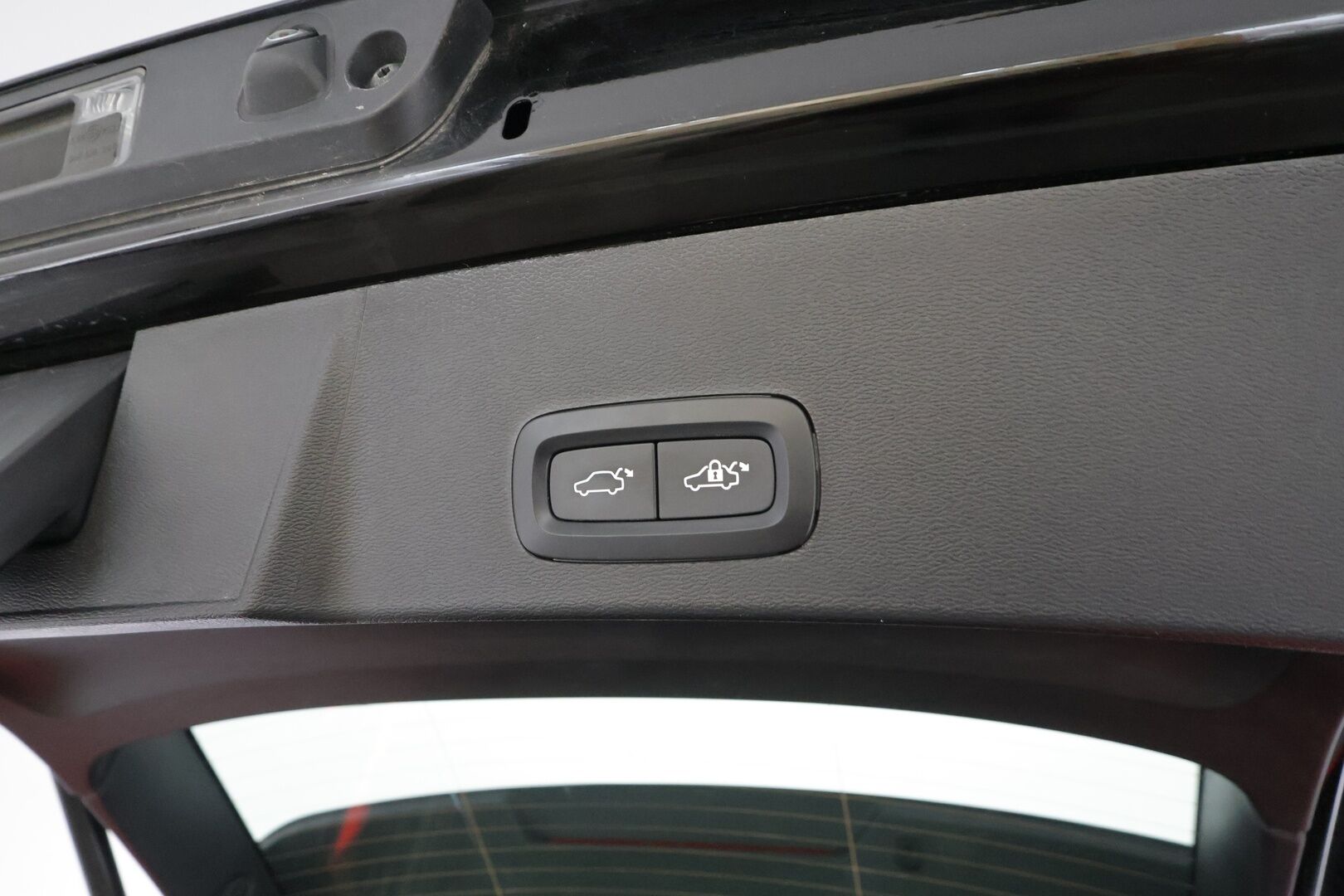 Volvo XC40 2023 T4 TwE Plus Dark aut - | 1.om Suomi-auto | ACC | LED | P.Kamera | Sportpenkki Muistilla | Vetokoukku | Lisälämmitin | Kahdet renkaat aluvanteilla | Merkkihuollot |