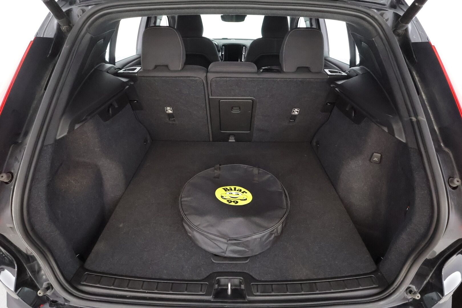 Volvo XC40 2023 T4 TwE Plus Dark aut - | 1.om Suomi-auto | ACC | LED | P.Kamera | Sportpenkki Muistilla | Vetokoukku | Lisälämmitin | Kahdet renkaat aluvanteilla | Merkkihuollot |
