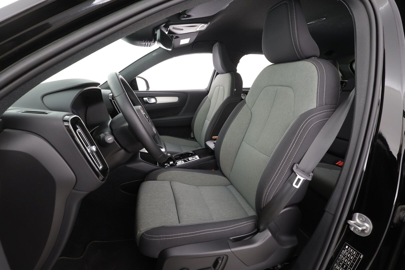 Volvo XC40 2023 T4 TwE Plus Dark aut - | 1.om Suomi-auto | ACC | LED | P.Kamera | Sportpenkki Muistilla | Vetokoukku | Lisälämmitin | Kahdet renkaat aluvanteilla | Merkkihuollot |