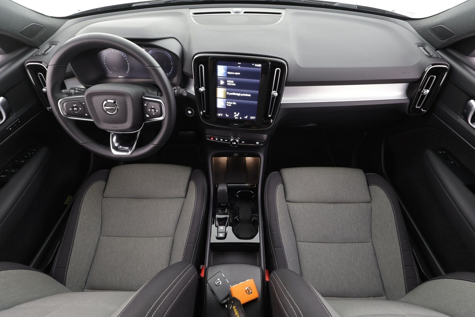 Volvo XC40 2023 T4 TwE Plus Dark aut - | 1.om Suomi-auto | ACC | LED | P.Kamera | Sportpenkki Muistilla | Vetokoukku | Lisälämmitin | Kahdet renkaat aluvanteilla | Merkkihuollot |