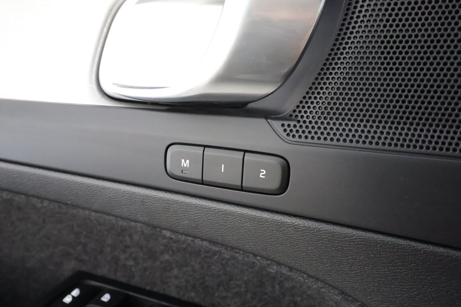 Volvo XC40 2023 T4 TwE Plus Dark aut - | 1.om Suomi-auto | ACC | LED | P.Kamera | Sportpenkki Muistilla | Vetokoukku | Lisälämmitin | Kahdet renkaat aluvanteilla | Merkkihuollot |