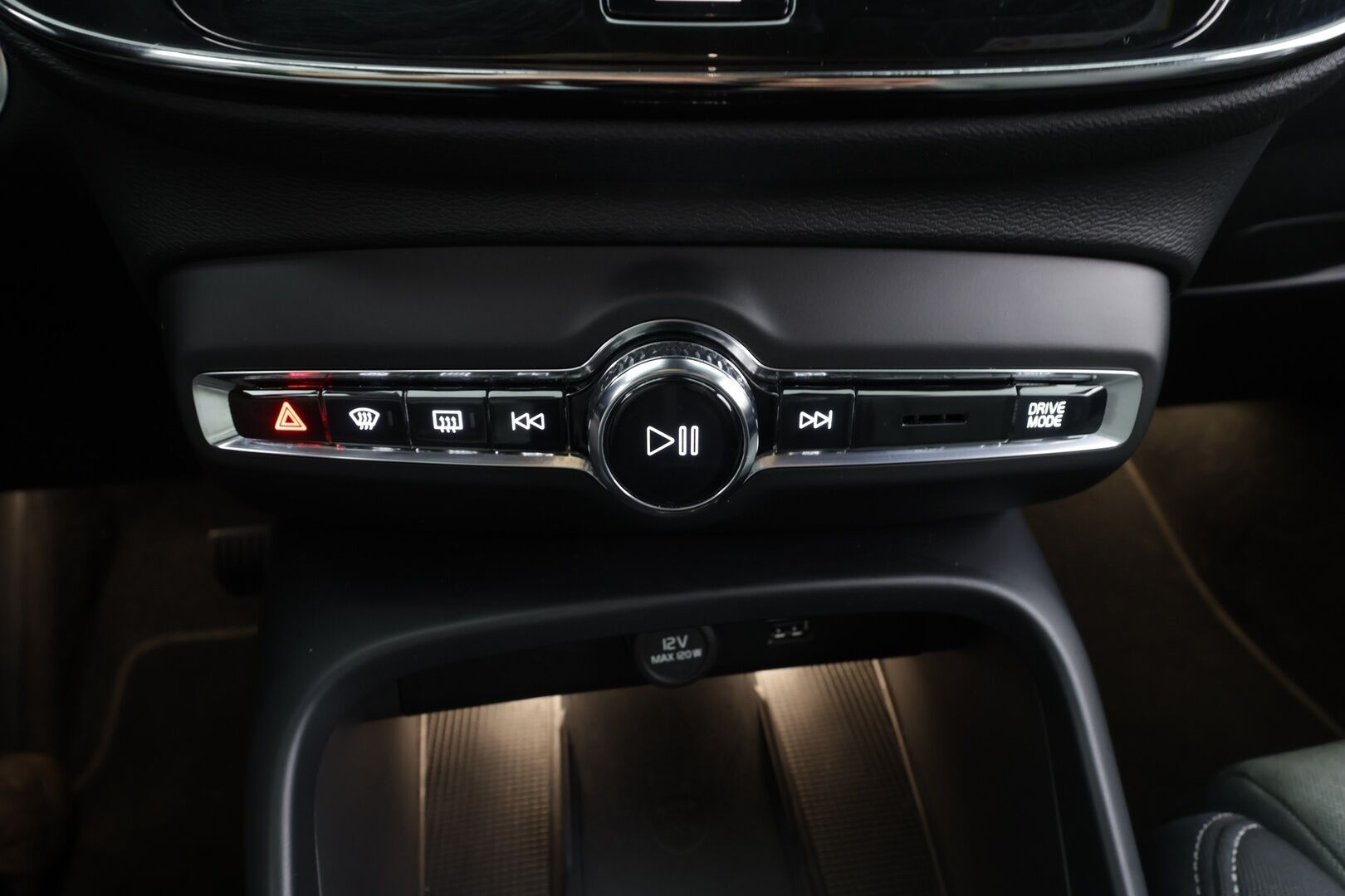 Volvo XC40 2023 T4 TwE Plus Dark aut - | 1.om Suomi-auto | ACC | LED | P.Kamera | Sportpenkki Muistilla | Vetokoukku | Lisälämmitin | Kahdet renkaat aluvanteilla | Merkkihuollot |