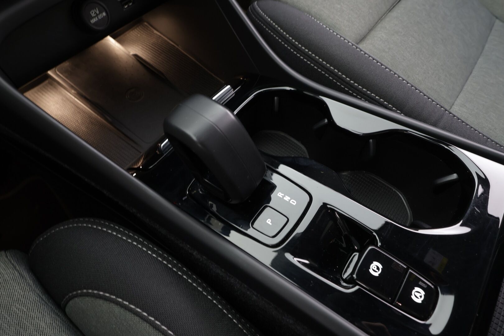 Volvo XC40 2023 T4 TwE Plus Dark aut - | 1.om Suomi-auto | ACC | LED | P.Kamera | Sportpenkki Muistilla | Vetokoukku | Lisälämmitin | Kahdet renkaat aluvanteilla | Merkkihuollot |