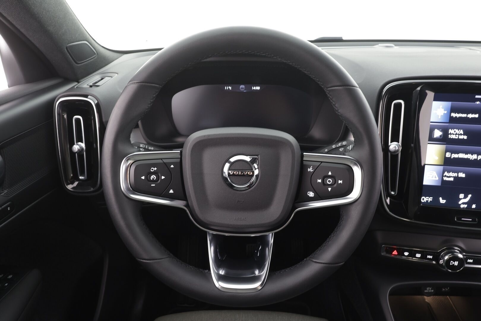 Volvo XC40 2023 T4 TwE Plus Dark aut - | 1.om Suomi-auto | ACC | LED | P.Kamera | Sportpenkki Muistilla | Vetokoukku | Lisälämmitin | Kahdet renkaat aluvanteilla | Merkkihuollot |