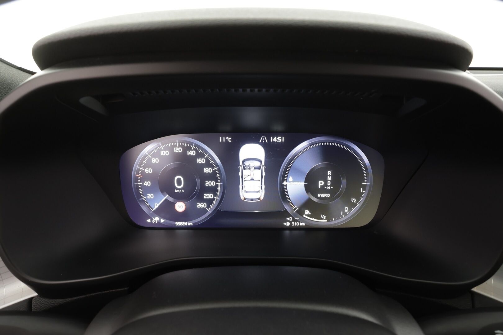 Volvo XC40 2023 T4 TwE Plus Dark aut - | 1.om Suomi-auto | ACC | LED | P.Kamera | Sportpenkki Muistilla | Vetokoukku | Lisälämmitin | Kahdet renkaat aluvanteilla | Merkkihuollot |
