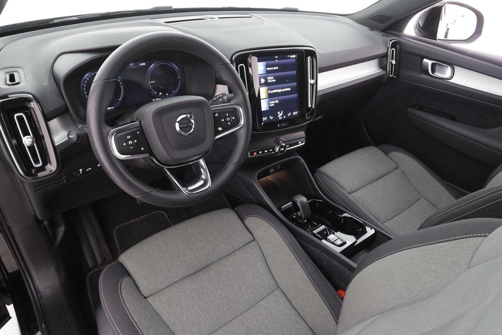 Volvo XC40 2023 T4 TwE Plus Dark aut - | 1.om Suomi-auto | ACC | LED | P.Kamera | Sportpenkki Muistilla | Vetokoukku | Lisälämmitin | Kahdet renkaat aluvanteilla | Merkkihuollot |