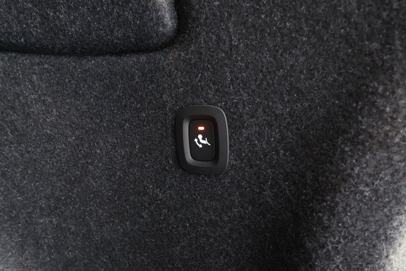 Volvo XC40 2023 T4 TwE Plus Dark aut - | 1.om Suomi-auto | ACC | LED | P.Kamera | Sportpenkki Muistilla | Vetokoukku | Lisälämmitin | Kahdet renkaat aluvanteilla | Merkkihuollot |
