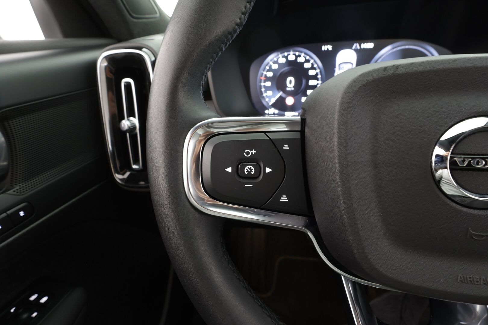Volvo XC40 2023 T4 TwE Plus Dark aut - | 1.om Suomi-auto | ACC | LED | P.Kamera | Sportpenkki Muistilla | Vetokoukku | Lisälämmitin | Kahdet renkaat aluvanteilla | Merkkihuollot |