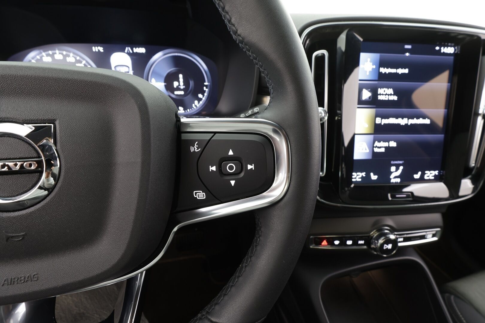 Volvo XC40 2023 T4 TwE Plus Dark aut - | 1.om Suomi-auto | ACC | LED | P.Kamera | Sportpenkki Muistilla | Vetokoukku | Lisälämmitin | Kahdet renkaat aluvanteilla | Merkkihuollot |