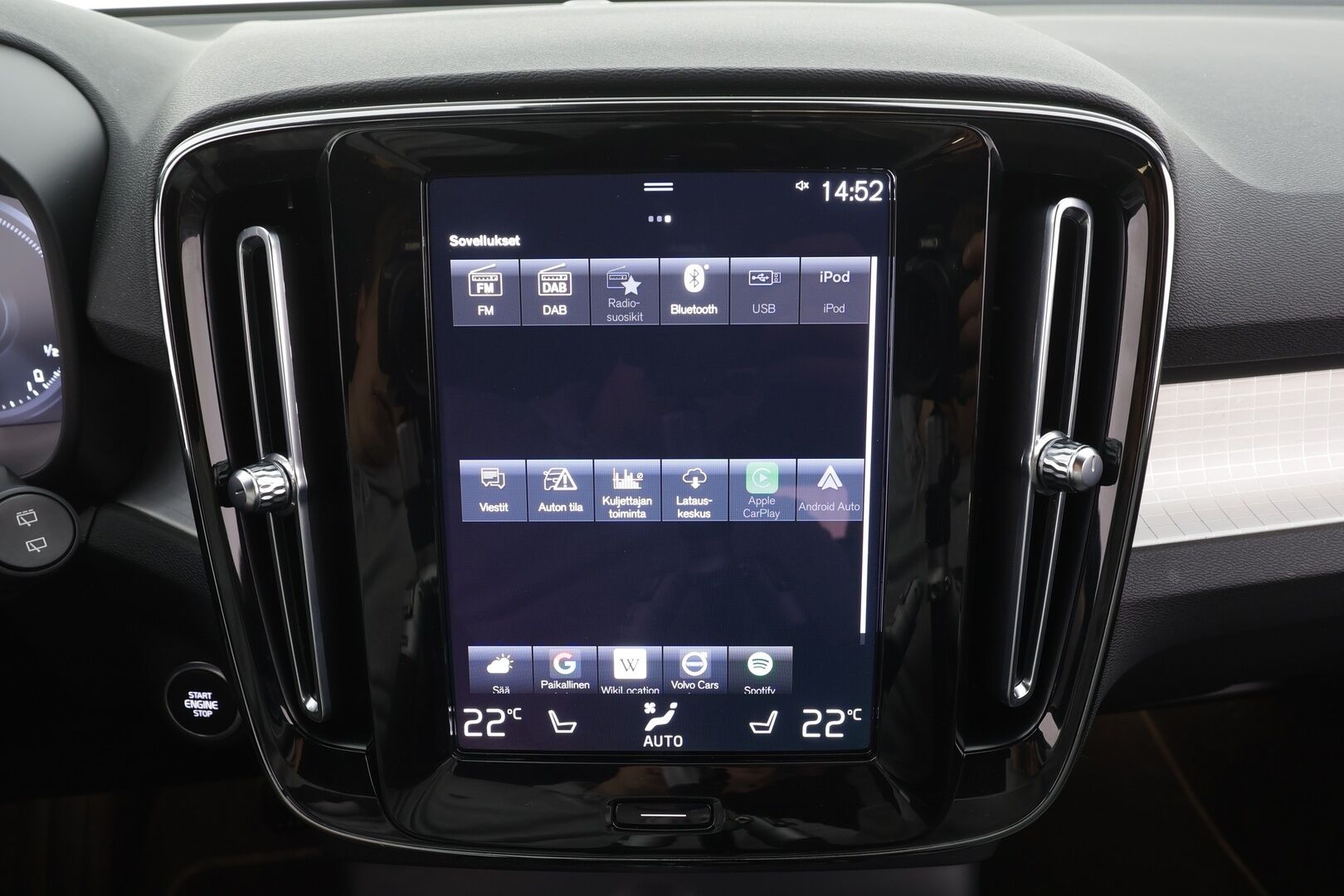 Volvo XC40 2023 T4 TwE Plus Dark aut - | 1.om Suomi-auto | ACC | LED | P.Kamera | Sportpenkki Muistilla | Vetokoukku | Lisälämmitin | Kahdet renkaat aluvanteilla | Merkkihuollot |