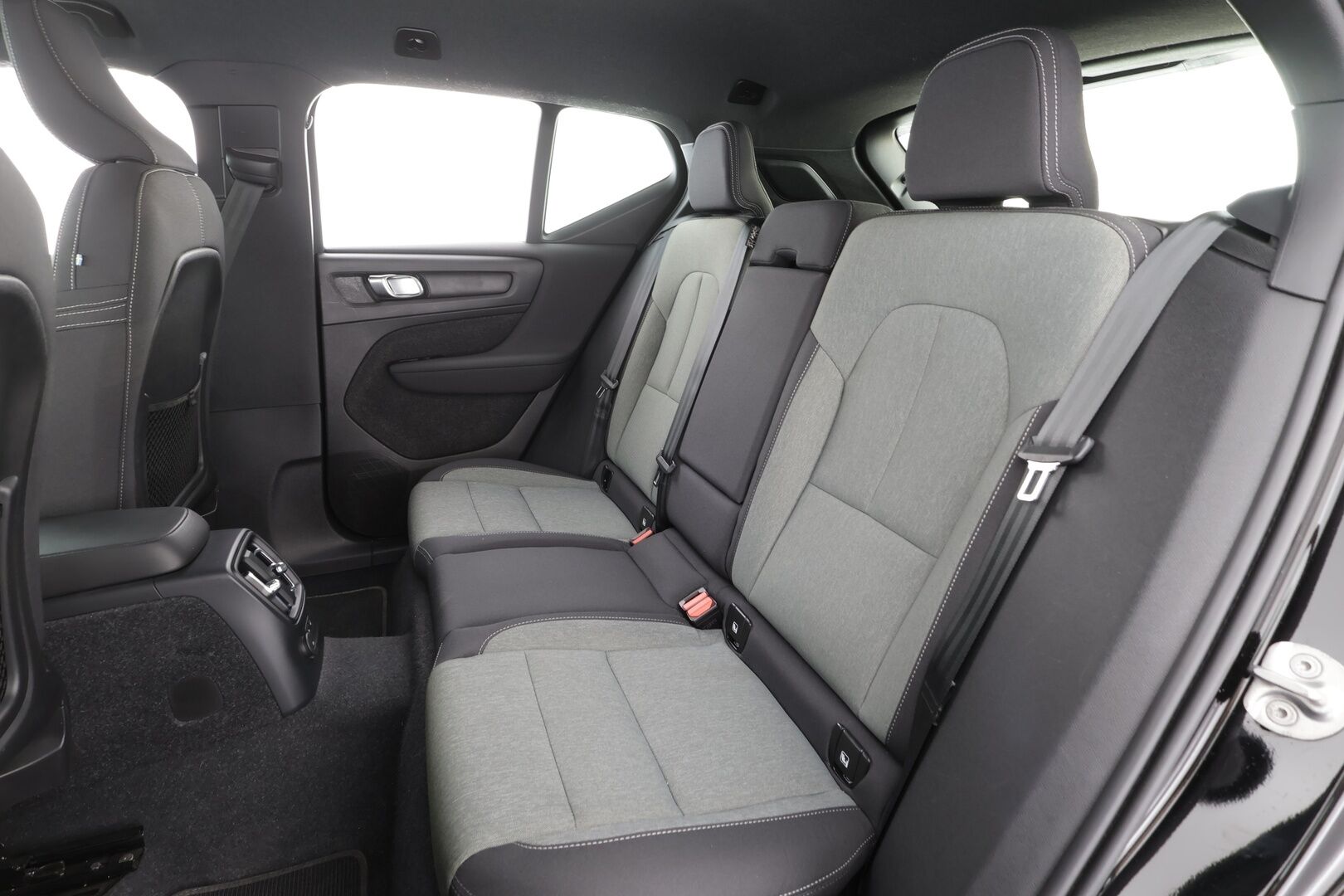 Volvo XC40 2023 T4 TwE Plus Dark aut - | 1.om Suomi-auto | ACC | LED | P.Kamera | Sportpenkki Muistilla | Vetokoukku | Lisälämmitin | Kahdet renkaat aluvanteilla | Merkkihuollot |