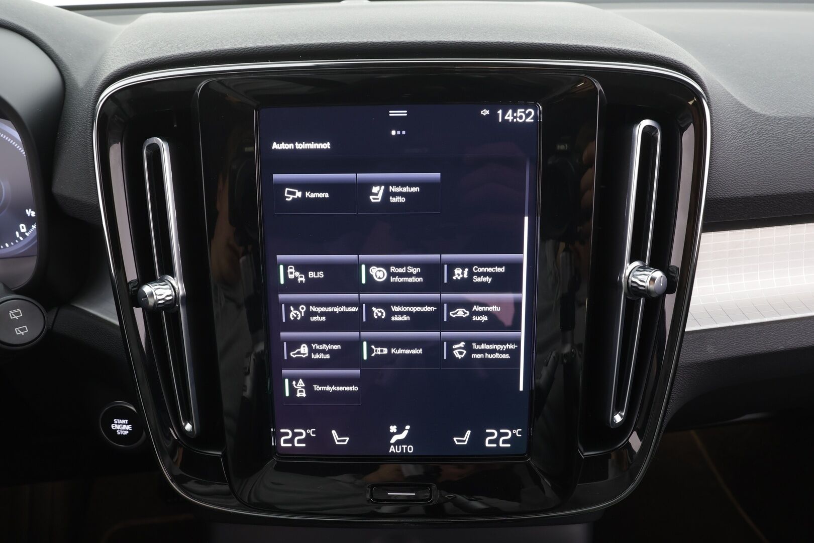 Volvo XC40 2023 T4 TwE Plus Dark aut - | 1.om Suomi-auto | ACC | LED | P.Kamera | Sportpenkki Muistilla | Vetokoukku | Lisälämmitin | Kahdet renkaat aluvanteilla | Merkkihuollot |