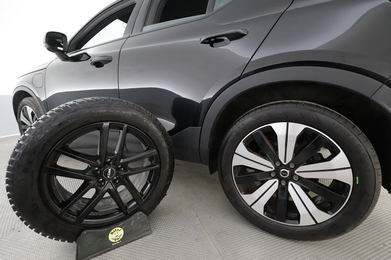 Volvo XC40 2023 T4 TwE Plus Dark aut - | 1.om Suomi-auto | ACC | LED | P.Kamera | Sportpenkki Muistilla | Vetokoukku | Lisälämmitin | Kahdet renkaat aluvanteilla | Merkkihuollot |
