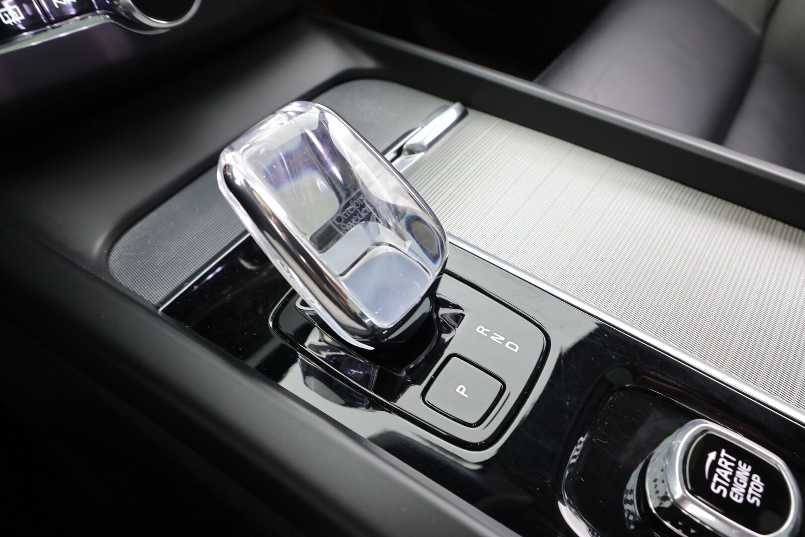 Volvo XC60 2023 T6 AWD Long Range Plus Dark aut * ACC / Panorama / Ilma-alusta / Webasto / H&K / Muistipenkit / Full LED / Koukku / Facelift * - 1.om Suomi-auto / Akku kuntotarkastettu / Kahdet renkaat aluvanteilla / Merkkihuollettu / Hyvät varusteet!