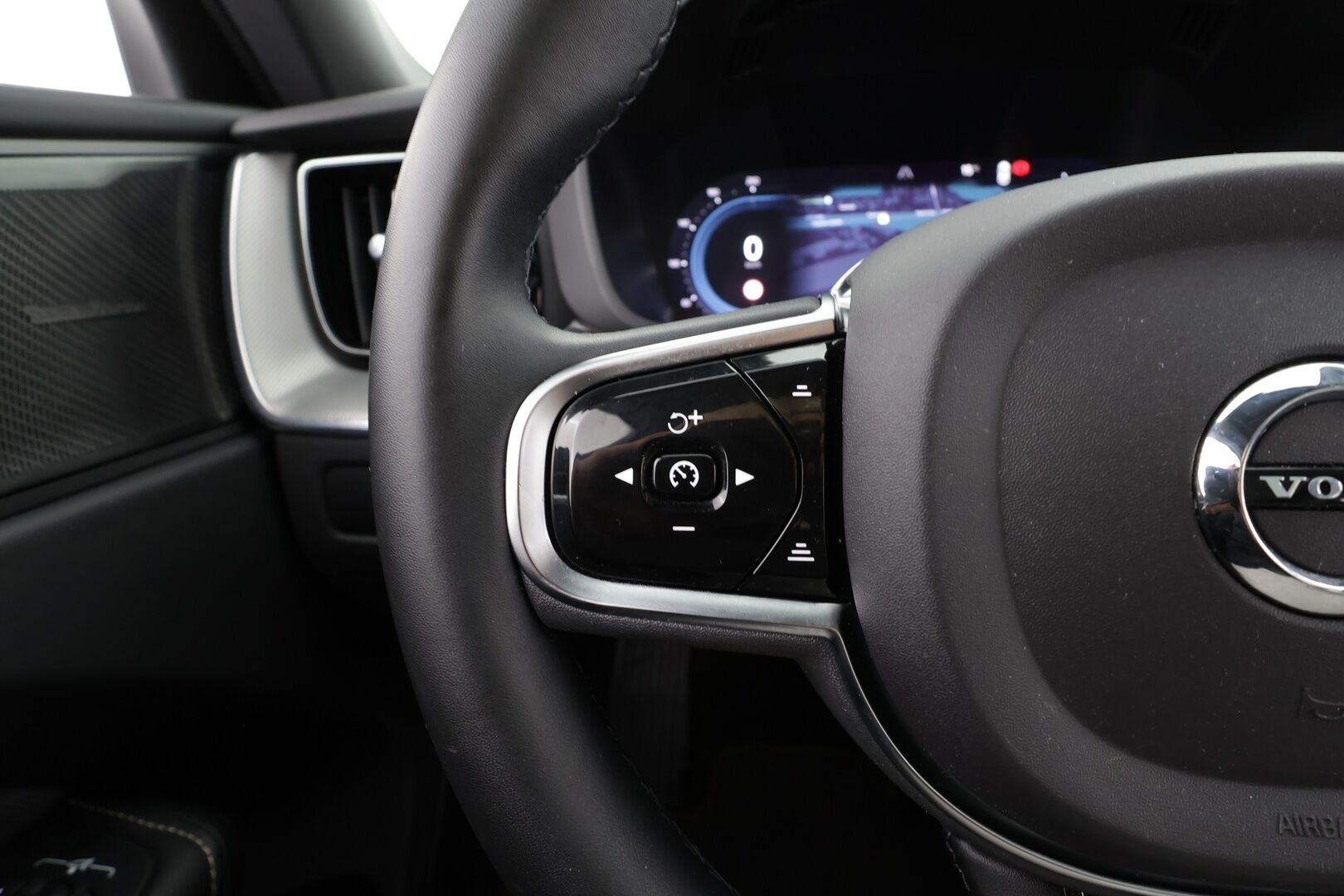 Volvo XC60 2023 T6 AWD Long Range Plus Dark aut * ACC / Panorama / Ilma-alusta / Webasto / H&K / Muistipenkit / Full LED / Koukku / Facelift * - 1.om Suomi-auto / Akku kuntotarkastettu / Kahdet renkaat aluvanteilla / Merkkihuollettu / Hyvät varusteet!