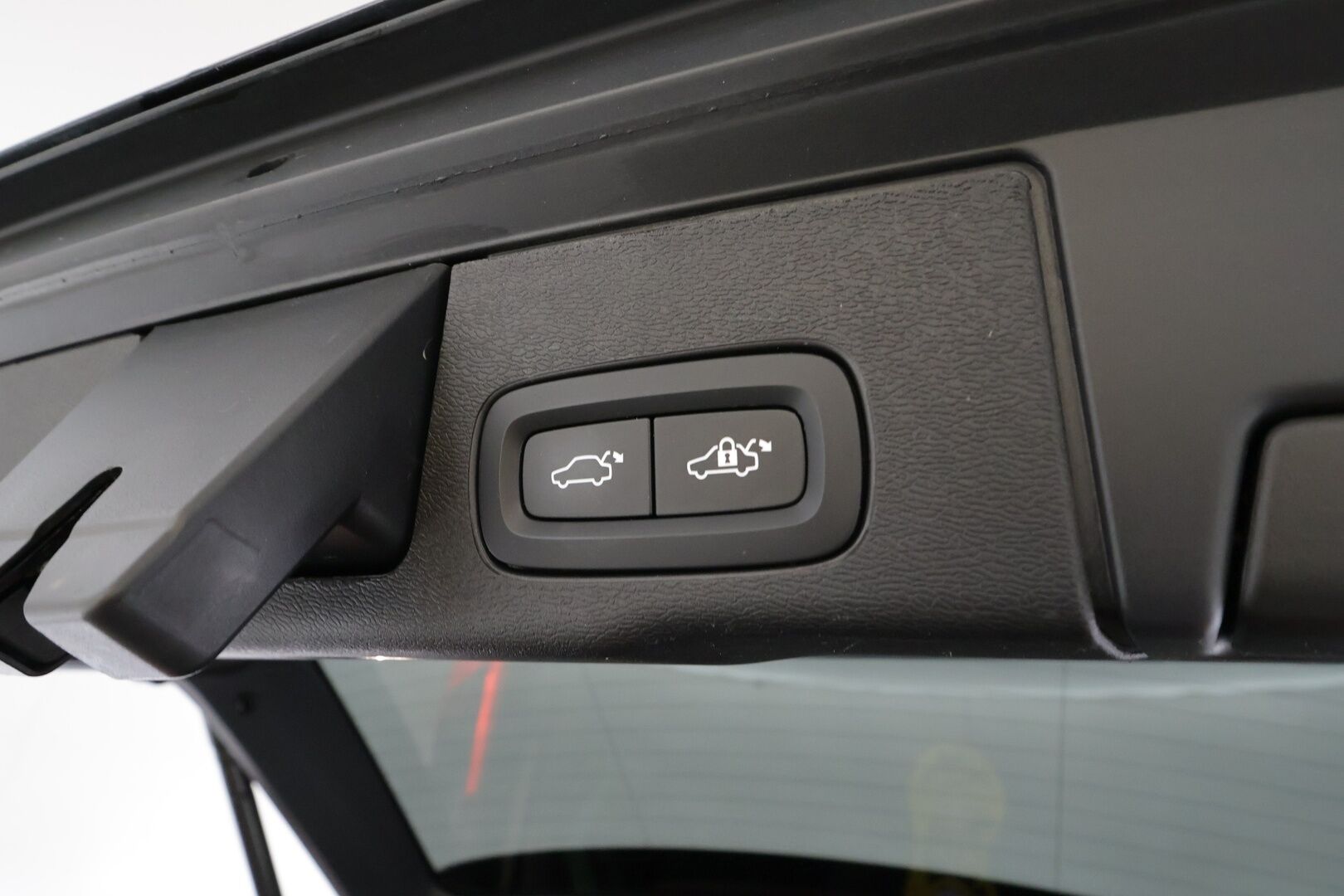 Volvo XC60 2023 T6 AWD Long Range Plus Dark aut * ACC / Panorama / Ilma-alusta / Webasto / H&K / Muistipenkit / Full LED / Koukku / Facelift * - 1.om Suomi-auto / Akku kuntotarkastettu / Kahdet renkaat aluvanteilla / Merkkihuollettu / Hyvät varusteet!