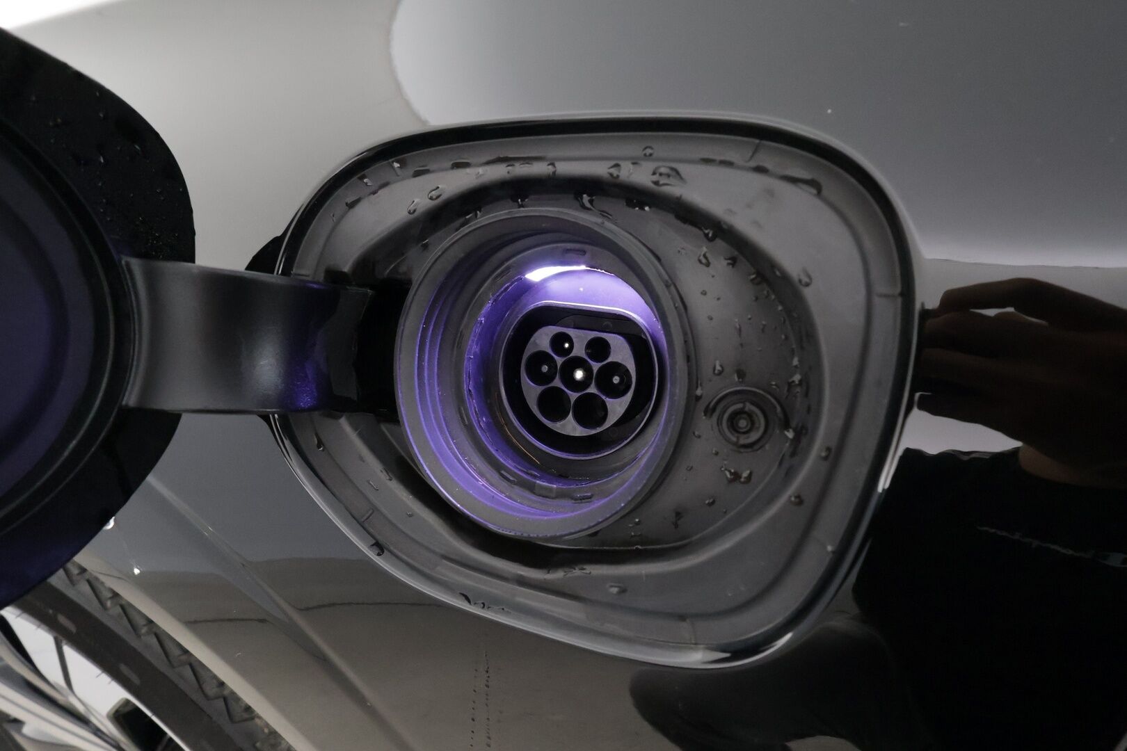 Volvo XC60 2023 T6 AWD Long Range Plus Dark aut * ACC / Panorama / Ilma-alusta / Webasto / H&K / Muistipenkit / Full LED / Koukku / Facelift * - 1.om Suomi-auto / Akku kuntotarkastettu / Kahdet renkaat aluvanteilla / Merkkihuollettu / Hyvät varusteet!