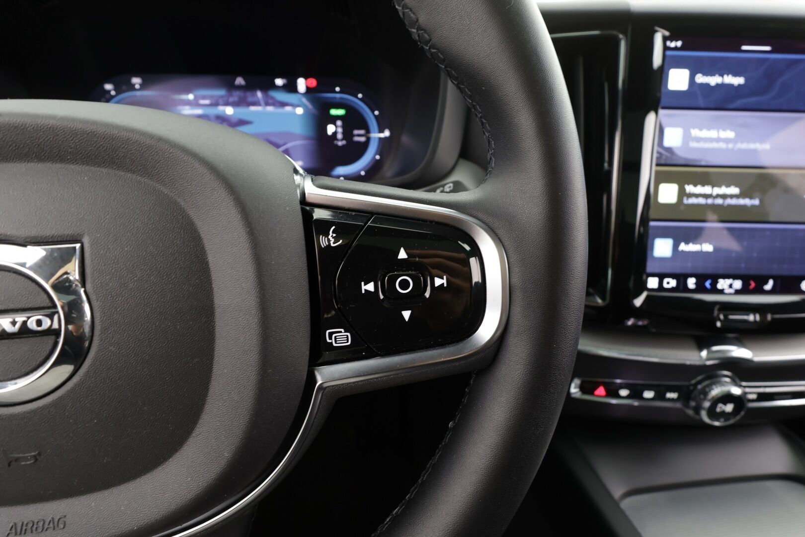 Volvo XC60 2023 T6 AWD Long Range Plus Dark aut * ACC / Panorama / Ilma-alusta / Webasto / H&K / Muistipenkit / Full LED / Koukku / Facelift * - 1.om Suomi-auto / Akku kuntotarkastettu / Kahdet renkaat aluvanteilla / Merkkihuollettu / Hyvät varusteet!