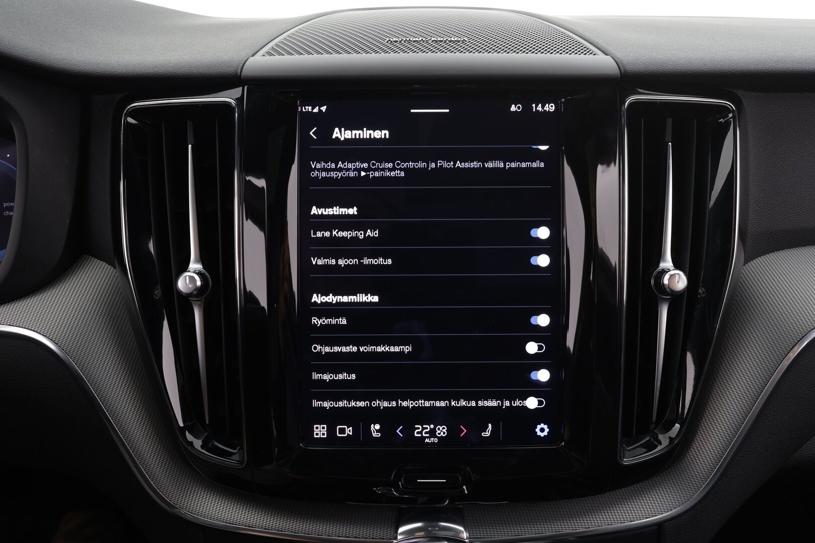 Volvo XC60 2023 T6 AWD Long Range Plus Dark aut * ACC / Panorama / Ilma-alusta / Webasto / H&K / Muistipenkit / Full LED / Koukku / Facelift * - 1.om Suomi-auto / Akku kuntotarkastettu / Kahdet renkaat aluvanteilla / Merkkihuollettu / Hyvät varusteet!