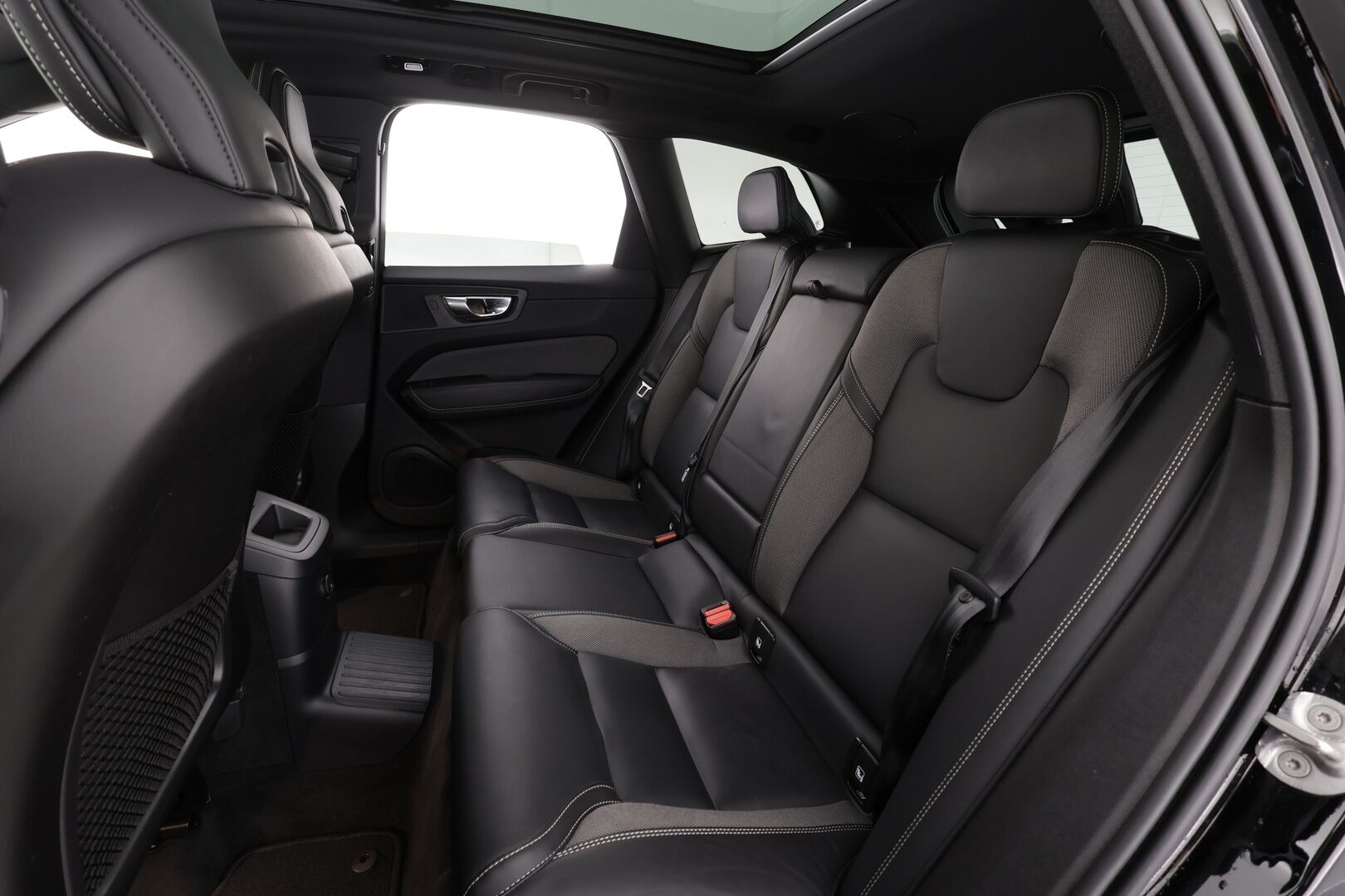 Volvo XC60 2023 T6 AWD Long Range Plus Dark aut * ACC / Panorama / Ilma-alusta / Webasto / H&K / Muistipenkit / Full LED / Koukku / Facelift * - 1.om Suomi-auto / Akku kuntotarkastettu / Kahdet renkaat aluvanteilla / Merkkihuollettu / Hyvät varusteet!