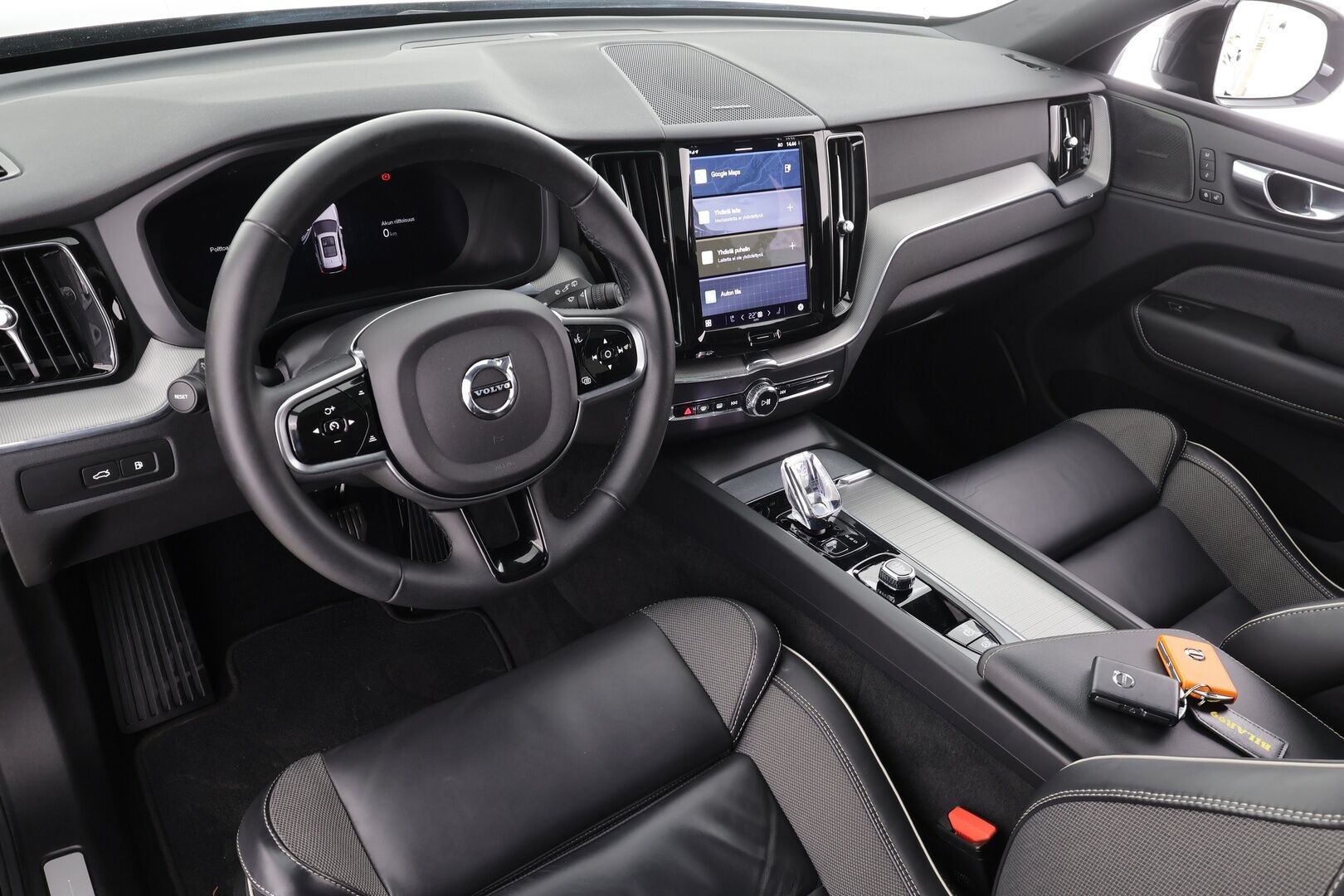 Volvo XC60 2023 T6 AWD Long Range Plus Dark aut * ACC / Panorama / Ilma-alusta / Webasto / H&K / Muistipenkit / Full LED / Koukku / Facelift * - 1.om Suomi-auto / Akku kuntotarkastettu / Kahdet renkaat aluvanteilla / Merkkihuollettu / Hyvät varusteet!