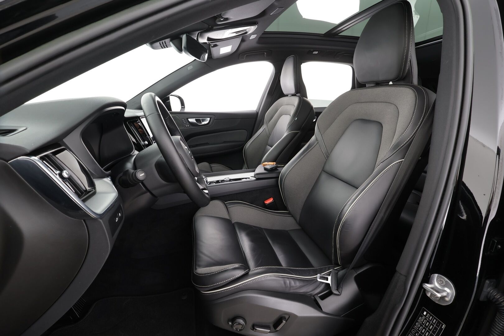 Volvo XC60 2023 T6 AWD Long Range Plus Dark aut * ACC / Panorama / Ilma-alusta / Webasto / H&K / Muistipenkit / Full LED / Koukku / Facelift * - 1.om Suomi-auto / Akku kuntotarkastettu / Kahdet renkaat aluvanteilla / Merkkihuollettu / Hyvät varusteet!