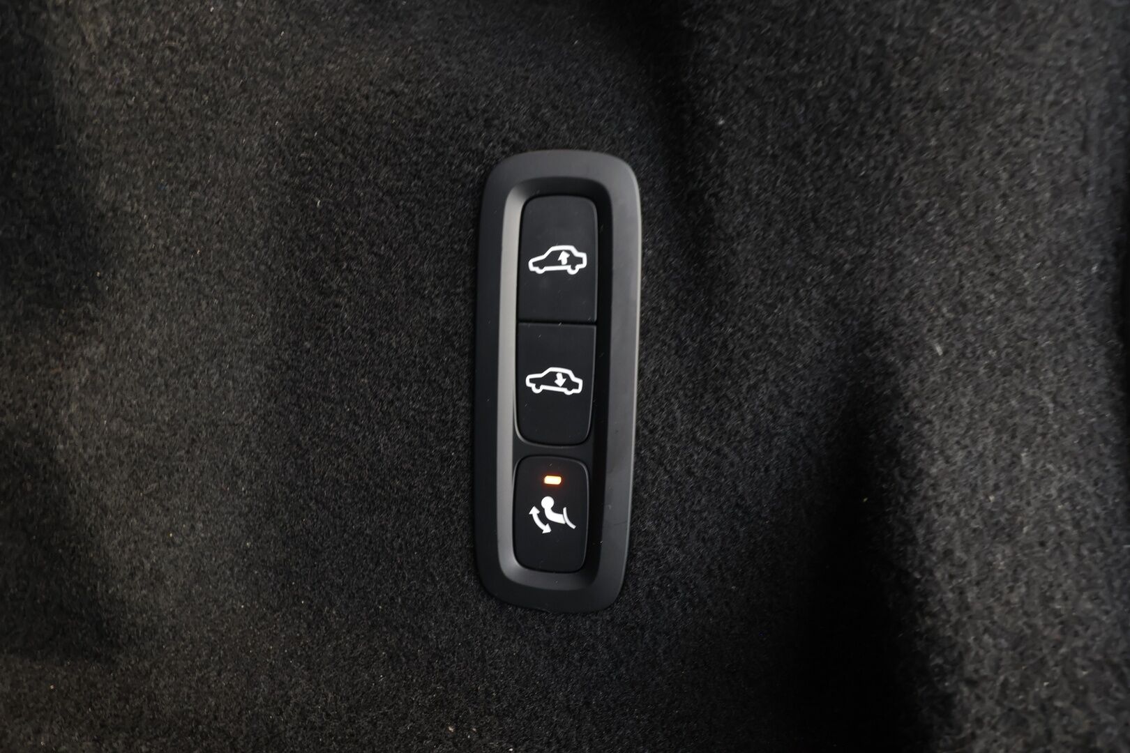 Volvo XC60 2023 T6 AWD Long Range Plus Dark aut * ACC / Panorama / Ilma-alusta / Webasto / H&K / Muistipenkit / Full LED / Koukku / Facelift * - 1.om Suomi-auto / Akku kuntotarkastettu / Kahdet renkaat aluvanteilla / Merkkihuollettu / Hyvät varusteet!